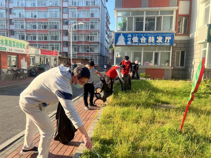 9.26党员去包保小区义务劳动.jpg 9.26党员去包保小区义务劳动.jpg
