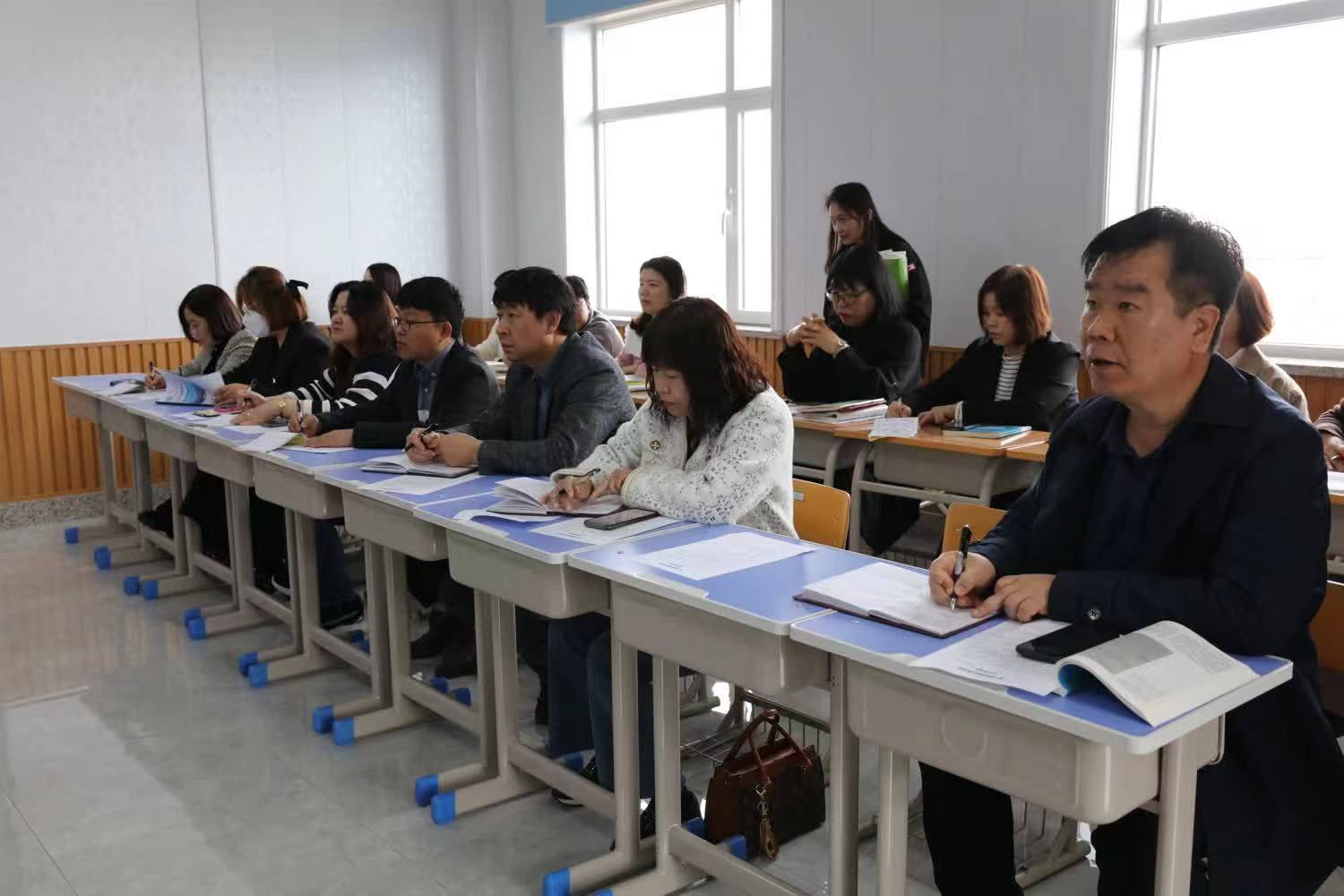 深耕细研踏歌行 以听促教共成长——龙井市教师进修学校深入龙井五中进行教研活动1.jpg