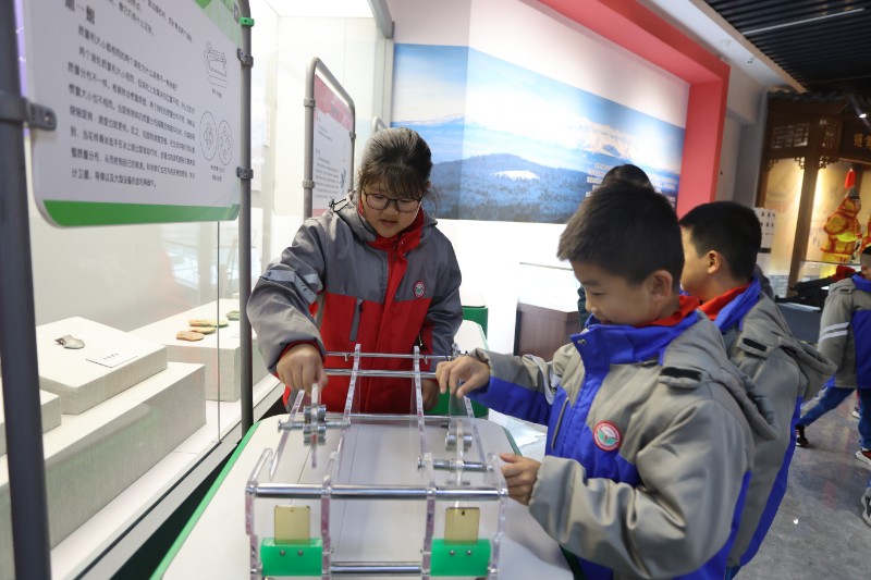 参观科技巡展3.JPG
