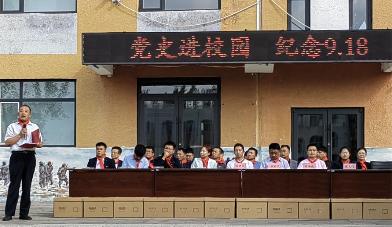 陈翰章将军后人鄢成宣讲.jpg
