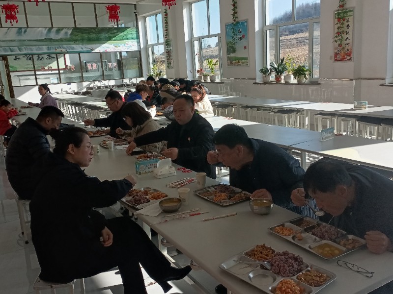 副市长一行人同生就餐.jpg