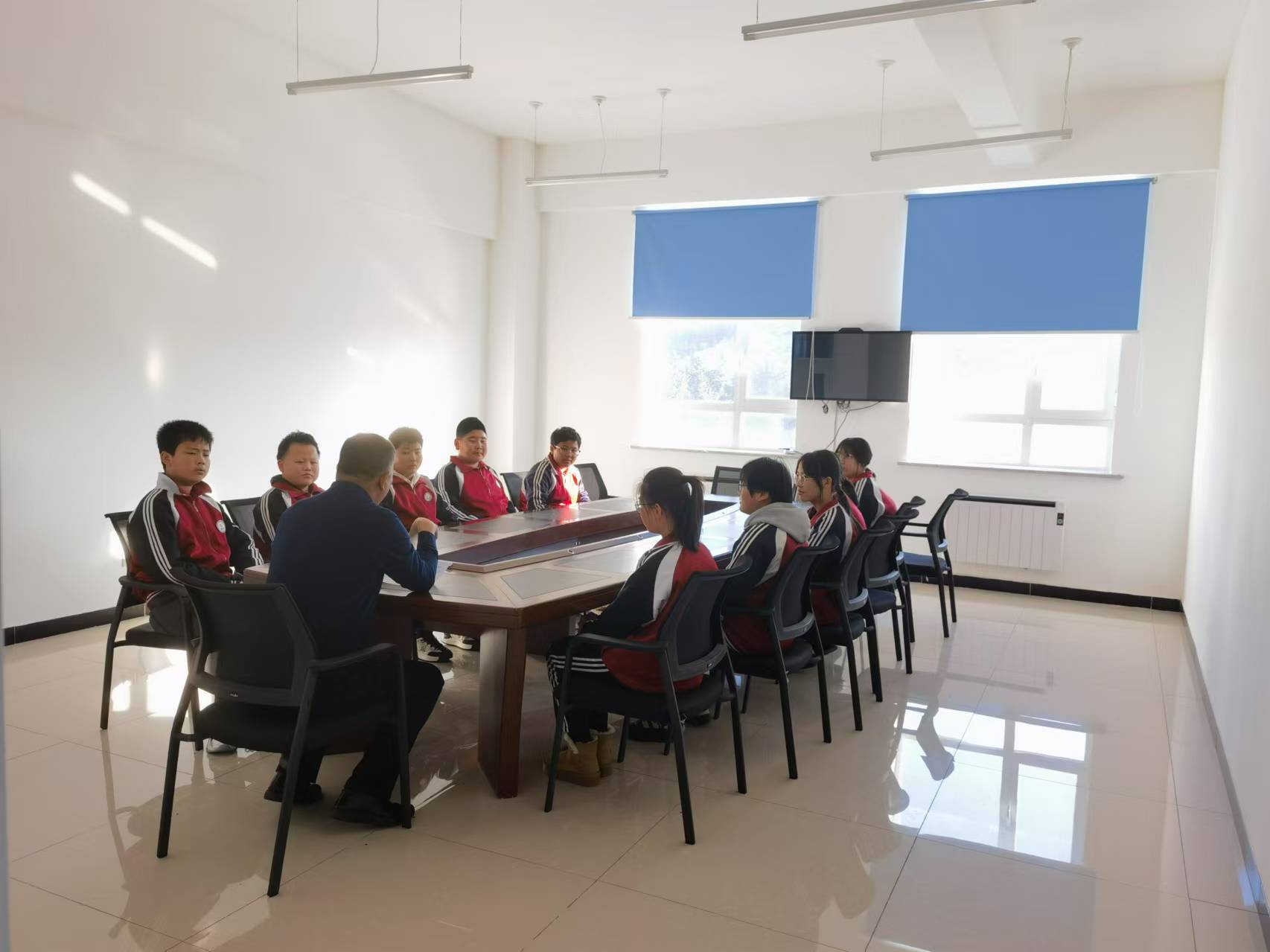 展开学生座谈会.jpg