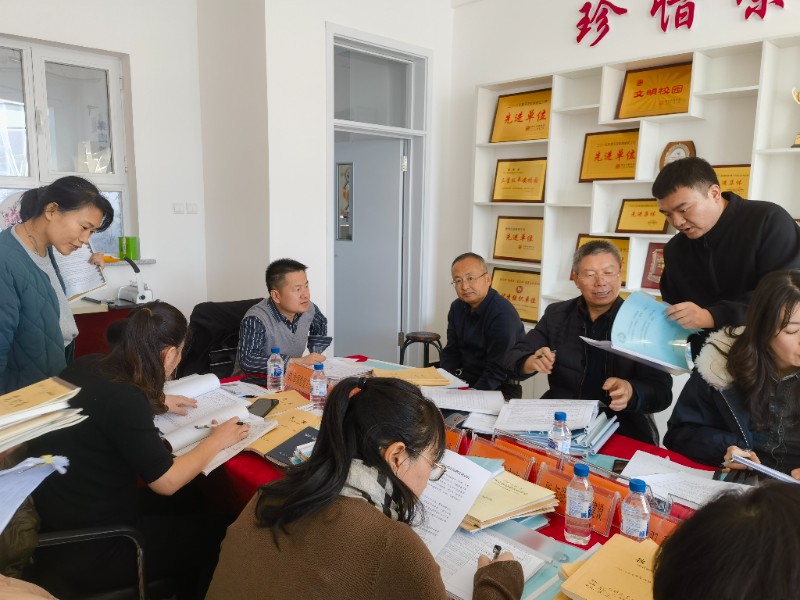 督导组检查各项材料.jpg