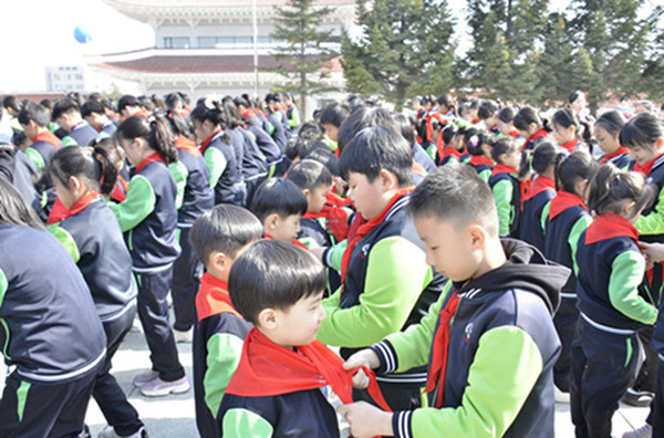 五年级老队员为一年级新队员佩戴红领巾_副本.jpg