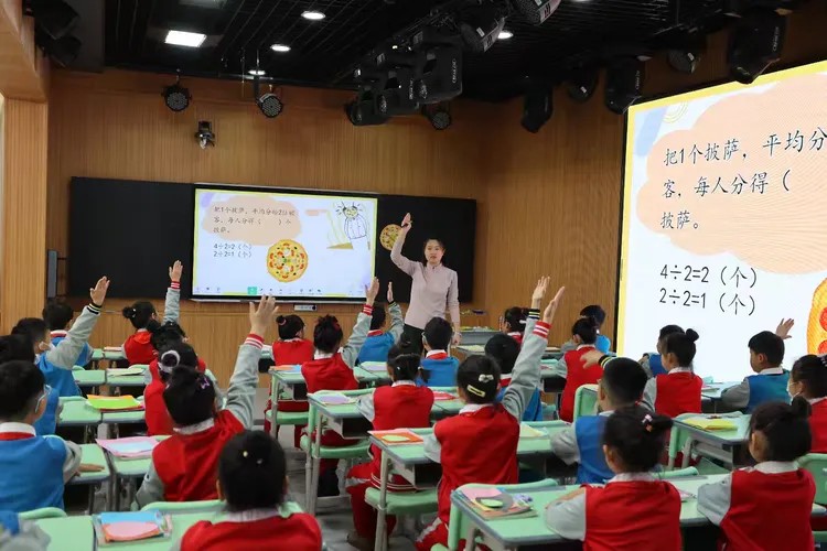 刘金珠的徒弟张蕊老师执教数学《分数的认识》.jpg