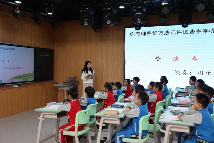 刘德华的徒弟郑默老师执教语文《大自然的声音》.jpg