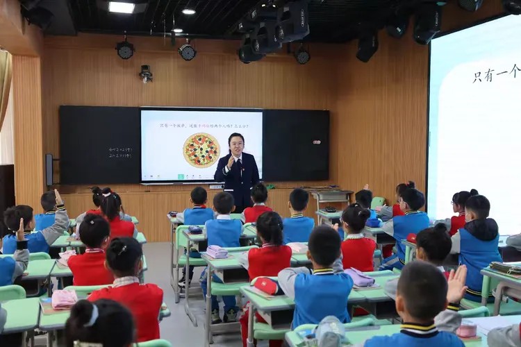 沈艳清的徒弟郭文秀老师执教数学《分数的初步认识》.jpg
