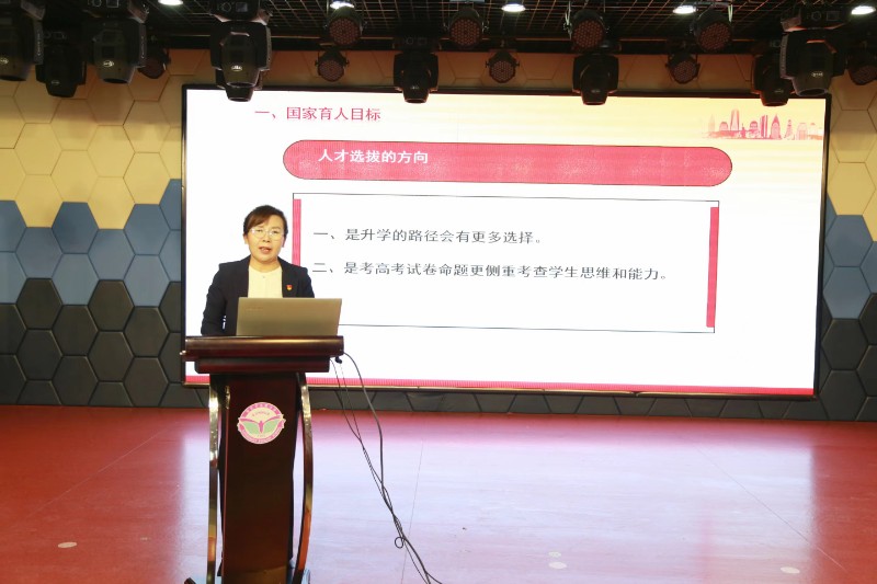 班级观看讲座1 (2).jpg
