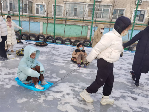 6.同学们乐享冰雪运动(4).jpg