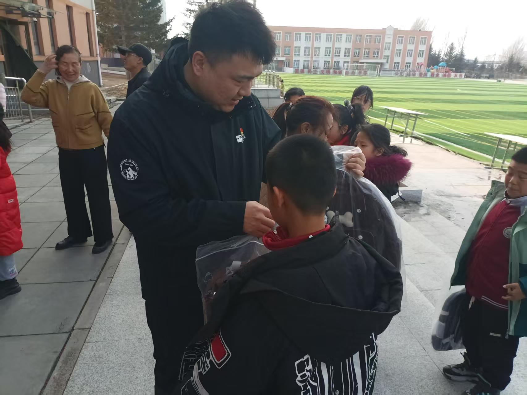为留守儿童发放爱心物资.jpg