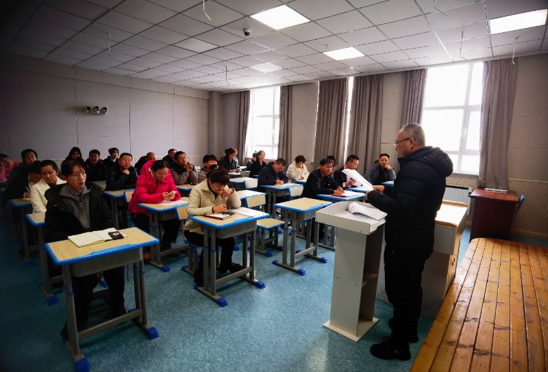教职工学习预防性侵害知识.jpg