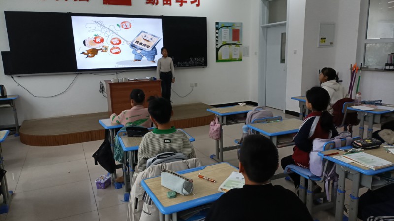 开展主题班会.jpg