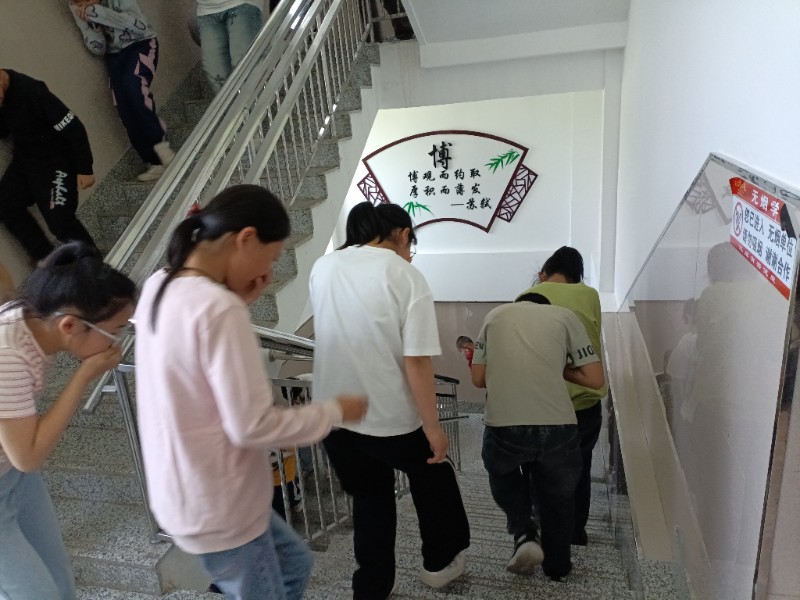 各班级学生有序撤离.jpg