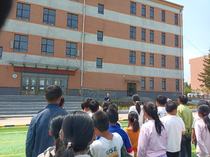 消防员讲解消防安全知识.jpg