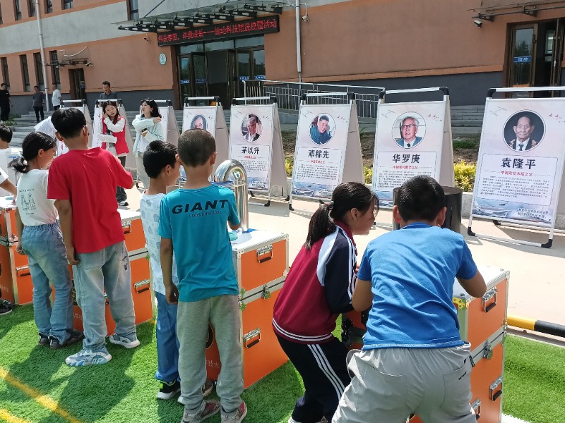 学生感受科技魅力.jpg