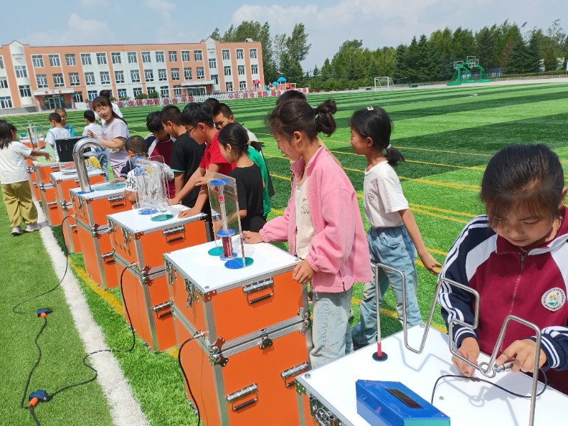 学生们自主参加实验.jpg