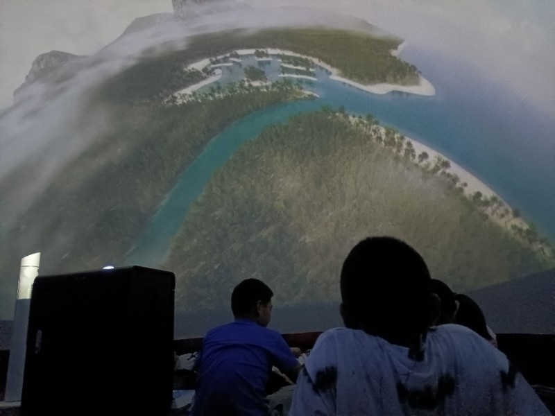 沉浸式观看科技视频.jpg