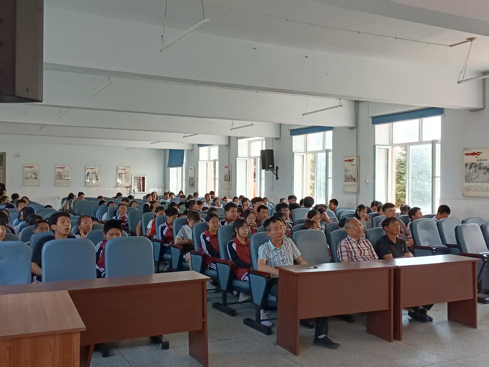 全校师生认真听讲座.jpg
