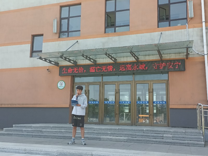 强调防溺水安全的重要性.jpg