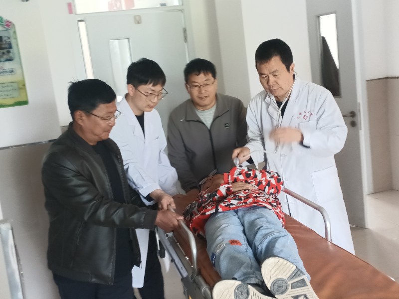 救治组医护对不适学生进行初步诊断.jpg