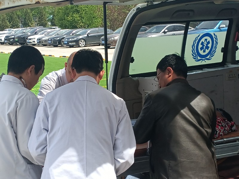 安排专人将学生送医进一步检查治疗.jpg