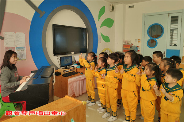 1576813719_5862_41747.jpg 4 跟着琴声唱出童心.jpg