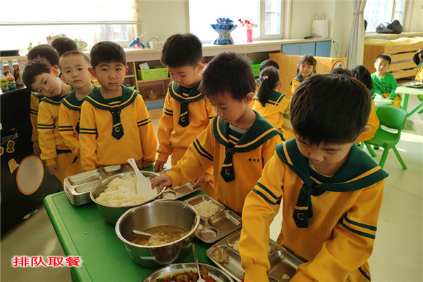 1577328085_9422_80020.jpg 1排队取餐.jpg