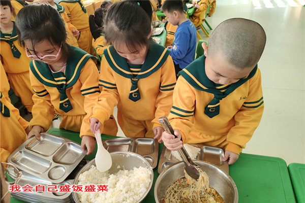 1577328099_1726_65030.jpg 2 我会自己盛饭盛菜.jpg