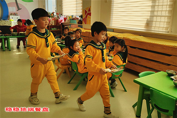 1577328112_6439_78650.jpg 3 稳稳地端餐盘.jpg