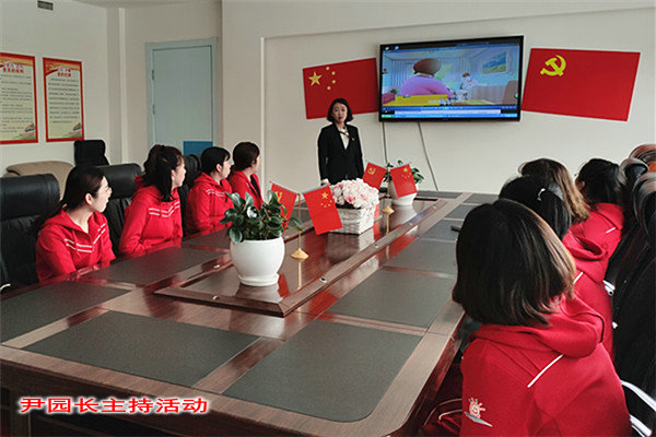 1577679374_0068_42138.jpg 1 尹园长主持活动.jpg