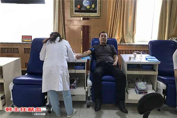 1578019755_4094_56184.jpg 1 韩主任献血.jpg