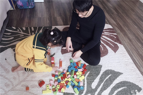 1582698691_5557_93874.jpg 一起搭积木.jpg