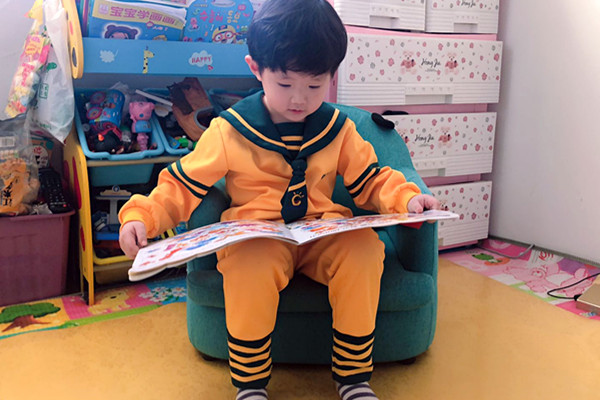 1583250291_8945_38720.jpg 4看绘本故事.jpg