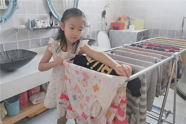 1584063001_6353_57895.jpg 2 帮妈妈晾衣服.jpg