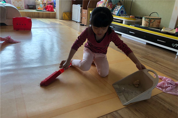 1584063033_5184_41531.jpg 4 帮妈妈扫一扫.jpg