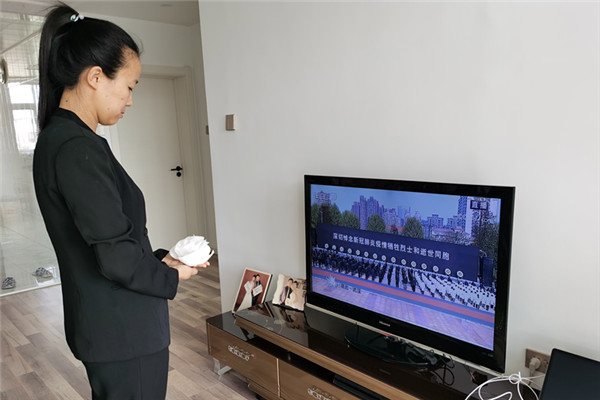 1586045898_3422_20447.jpg 1.陈老师向新冠肺炎疫情牺牲烈士和逝世同胞默哀3分钟.jpg