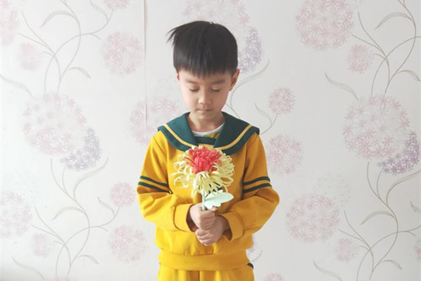 1586045920_156_23944.jpg 3.大班小朋友向新冠肺炎疫情牺牲烈士和逝世同胞默哀3分钟.jpg