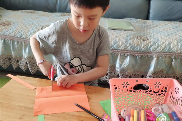 1586909738_1817_46756.jpg 1 看, 小朋友的手真巧.jpg