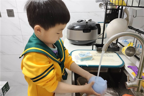 1589850920_0999_42907.jpg 1 帮妈妈刷碗.jpg