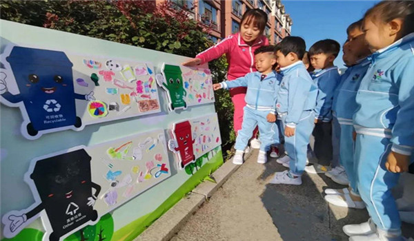 10.新蕾幼儿变身垃圾分类引导员.jpg