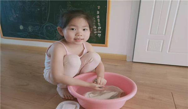 1607335306_5268_37783.jpg 12.孩子们不仅在幼儿园里勤劳能干,回家后也是“家务小能手”.jpg