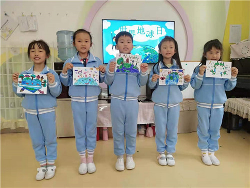 8 大班幼儿画爱护地球妈妈的宣传海报.jpg