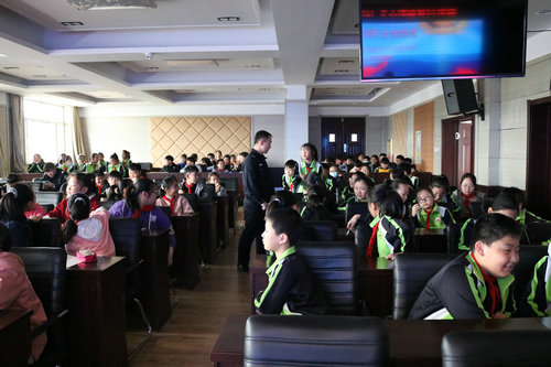 1619169799_3281_92129.jpg 3.学生提出有关法制问题.JPG