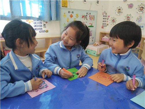 6 孩子们用画笔绘画出自己天真无邪的笑脸制作成微笑卡.jpg