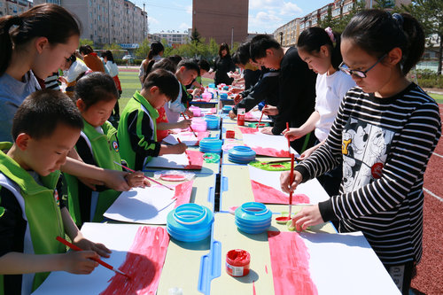 1620777178_9222_32652.jpg 2.认真画国旗,党旗的同学们.JPG