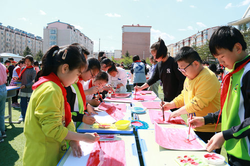 1620777210_8474_69395.jpg 3.认真画国旗,党旗的同学们.JPG