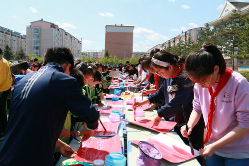 1620777242_8444_59024.jpg 4.认真画国旗,党旗的同学们.JPG