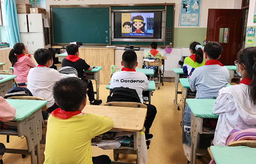 学生集体观看3_副本.jpg