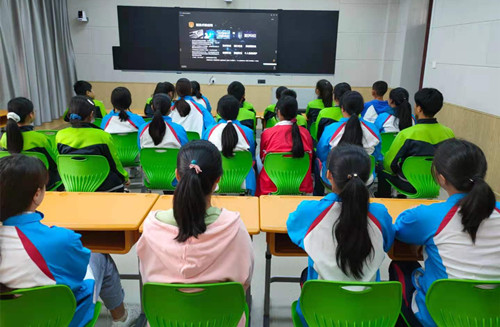 学生观看网络安全云课堂_副本.jpg