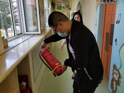 汪清三幼接受教育局安全工作检查.jpg